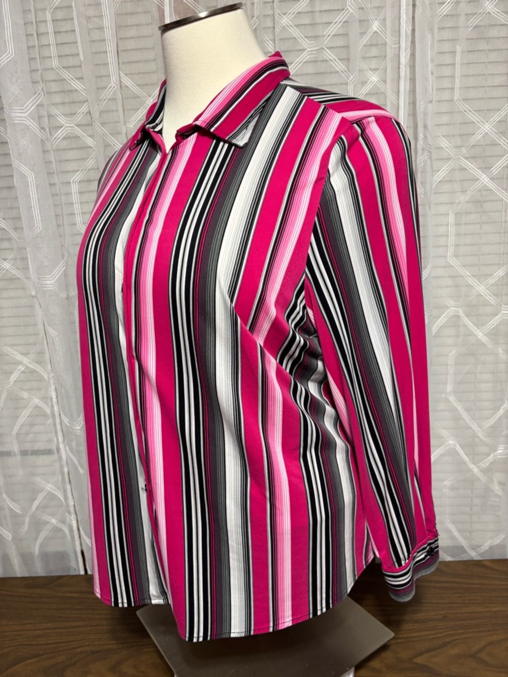 AVENUE 26/28 Women’s Fuchsia Multi-Stripe Button Front Shirt 27” p2p 28”L